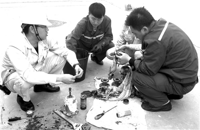圖為該車(chē)間技術(shù)人員正在修復(fù)閥門(mén) 圖為該車(chē)間技術(shù)人員正在修復(fù)閥門(mén)
