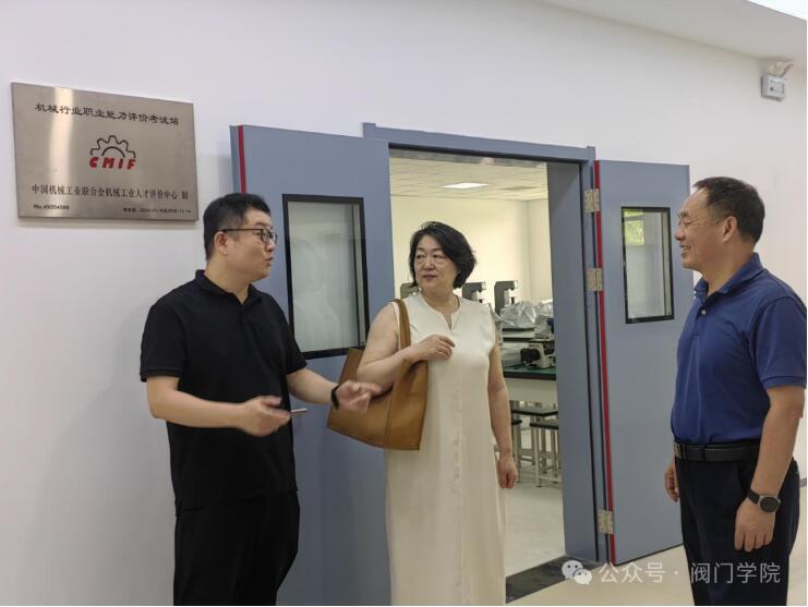 王秘書長參觀考試站 王秘書長參觀考試站